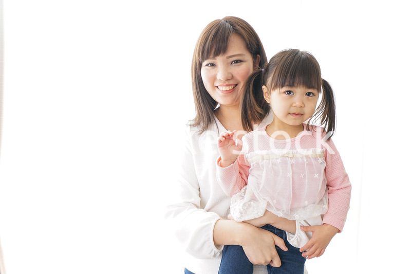 子どもを抱っこするお母さん