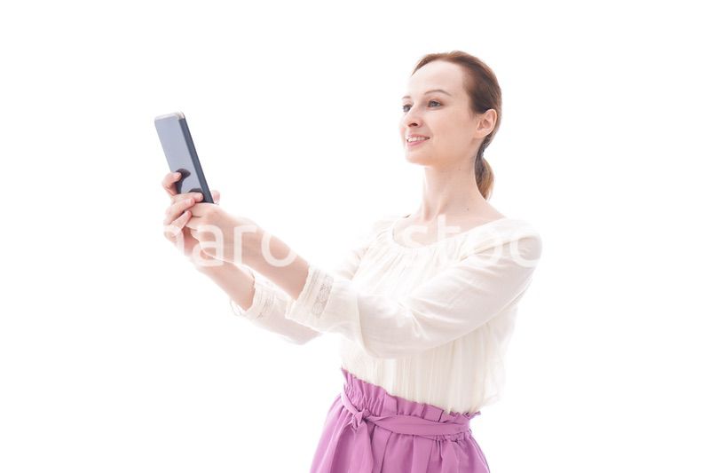 セルフィーを撮影する若い女性