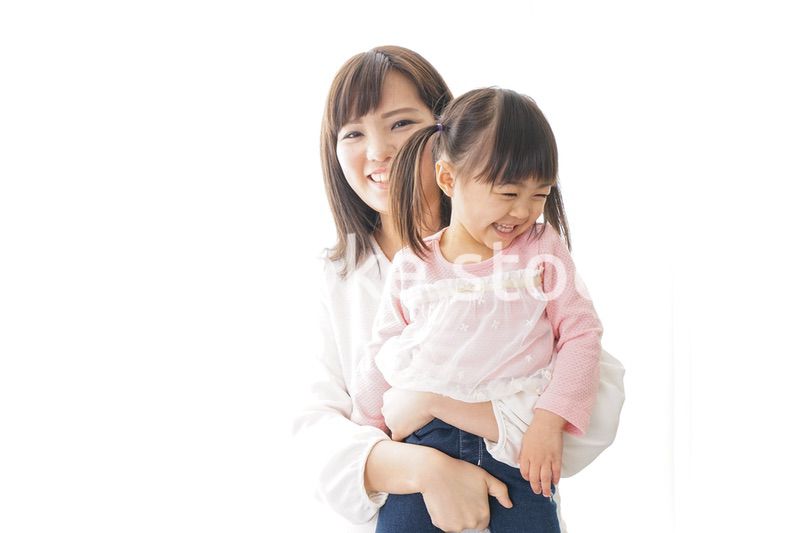 子どもを抱っこするお母さん