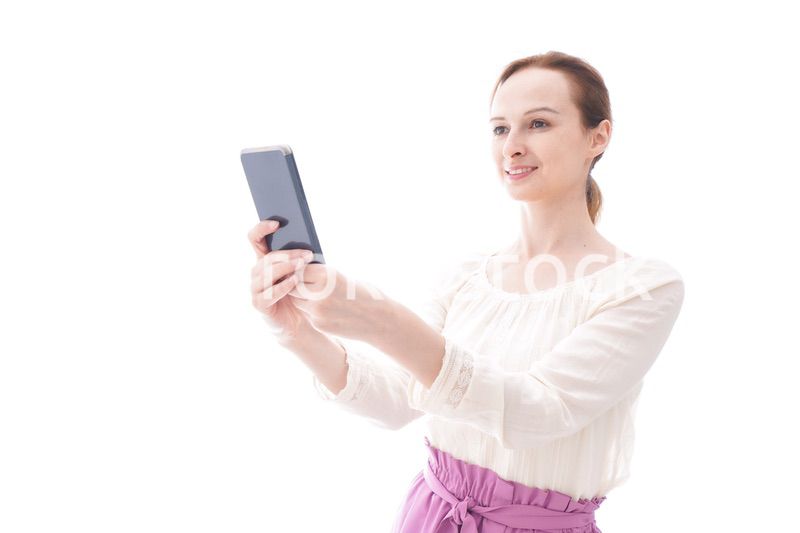 セルフィーを撮影する若い女性