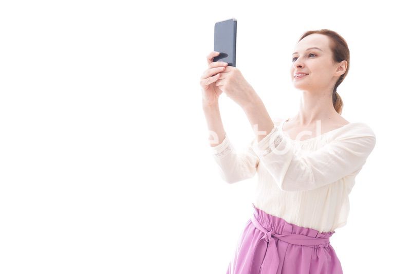 セルフィーを撮影する若い女性