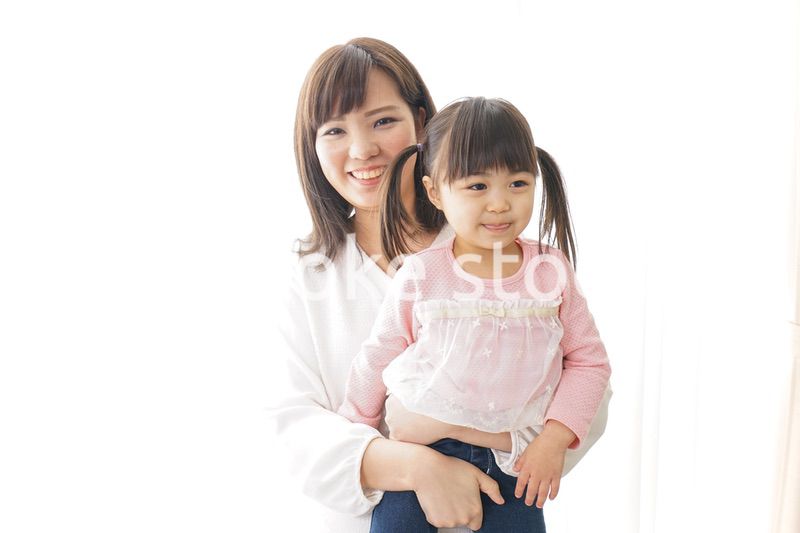 子どもを抱っこするお母さん