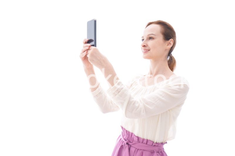 セルフィーを撮影する若い女性