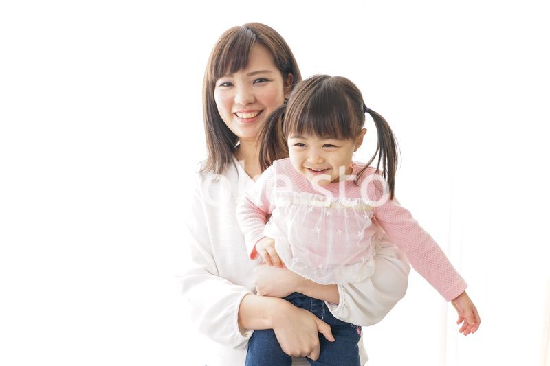 子どもを抱っこするお母さん