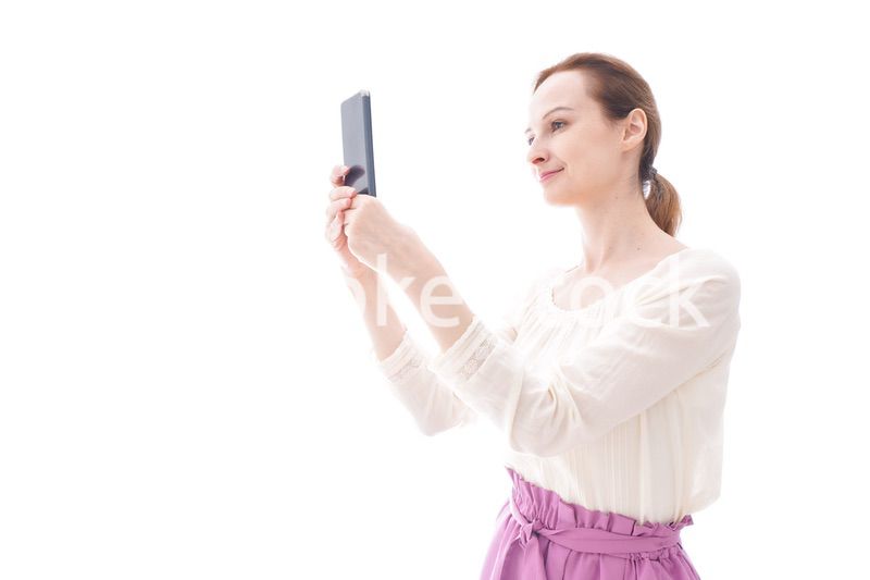 セルフィーを撮影する若い女性