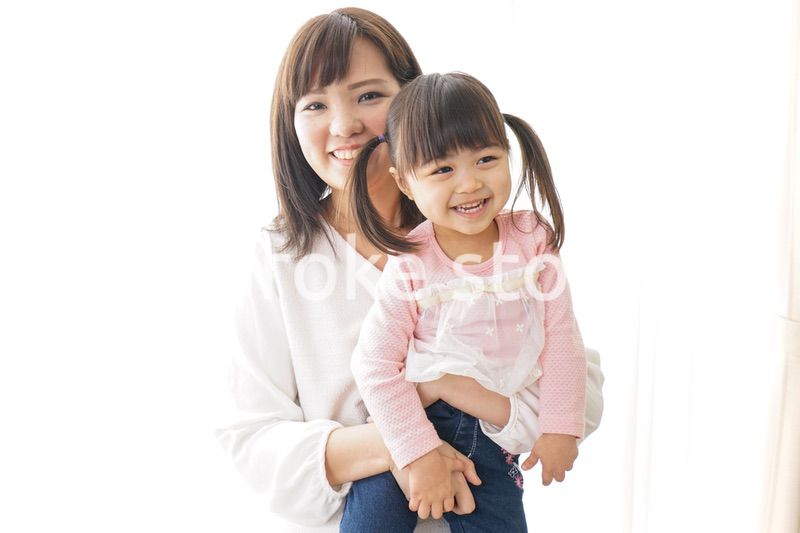 子どもを抱っこするお母さん