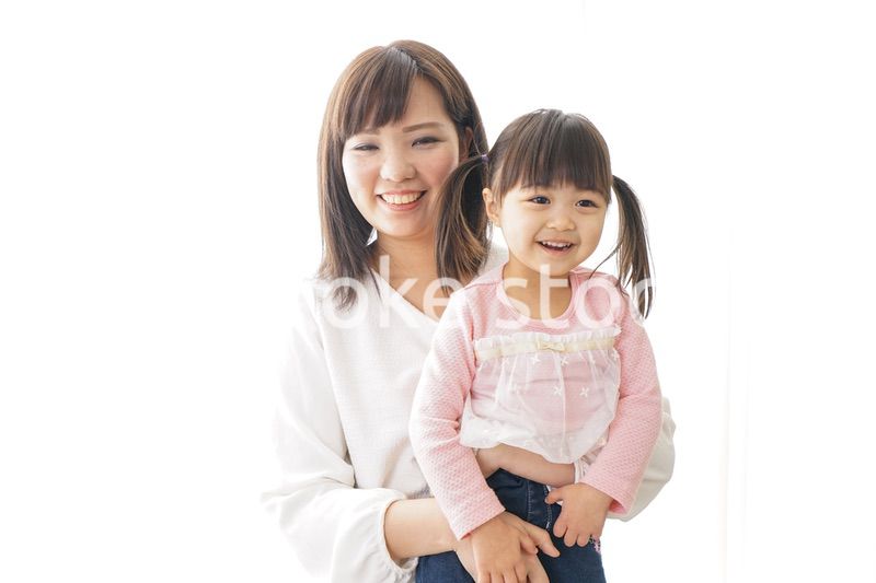 子どもを抱っこするお母さん