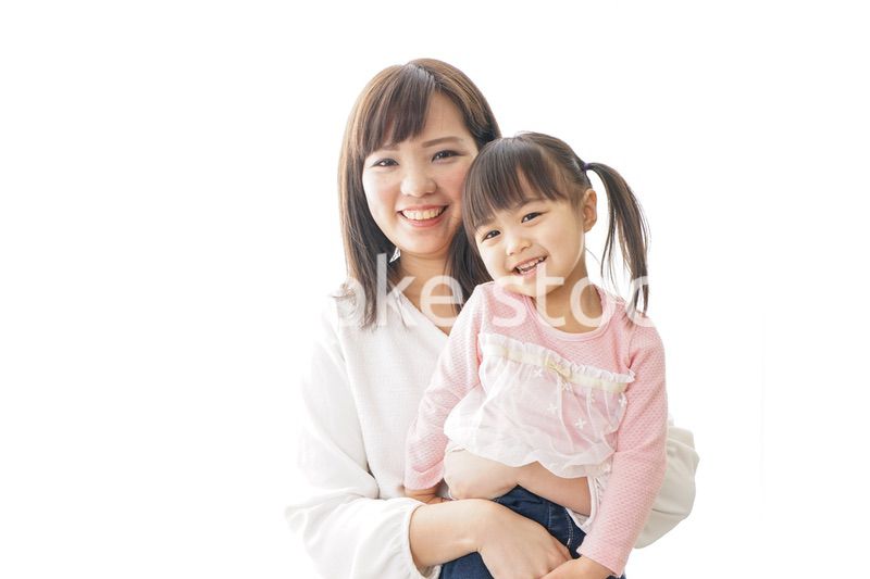 子どもを抱っこするお母さん