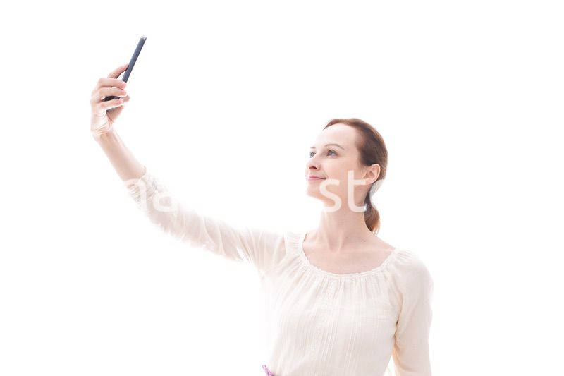 セルフィーを撮影する若い女性