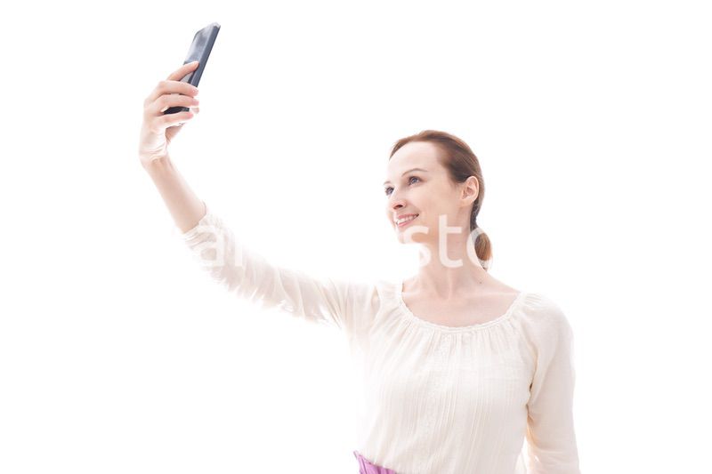 セルフィーを撮影する若い女性