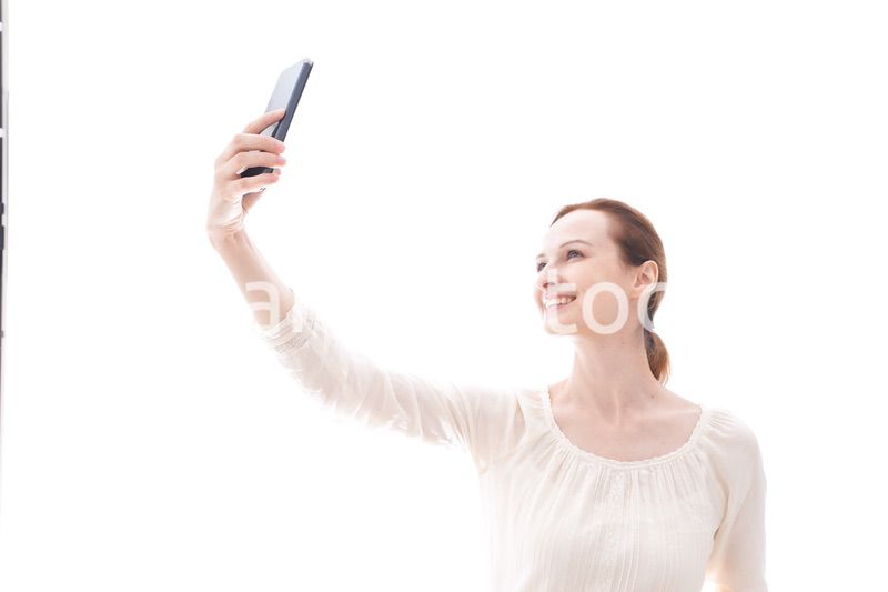 セルフィーを撮影する若い女性