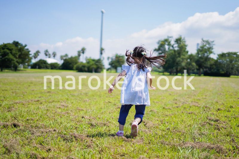 外で走り回る小さな女の子