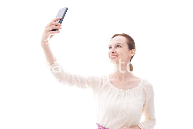 セルフィーを撮影する若い女性