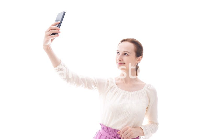 セルフィーを撮影する若い女性