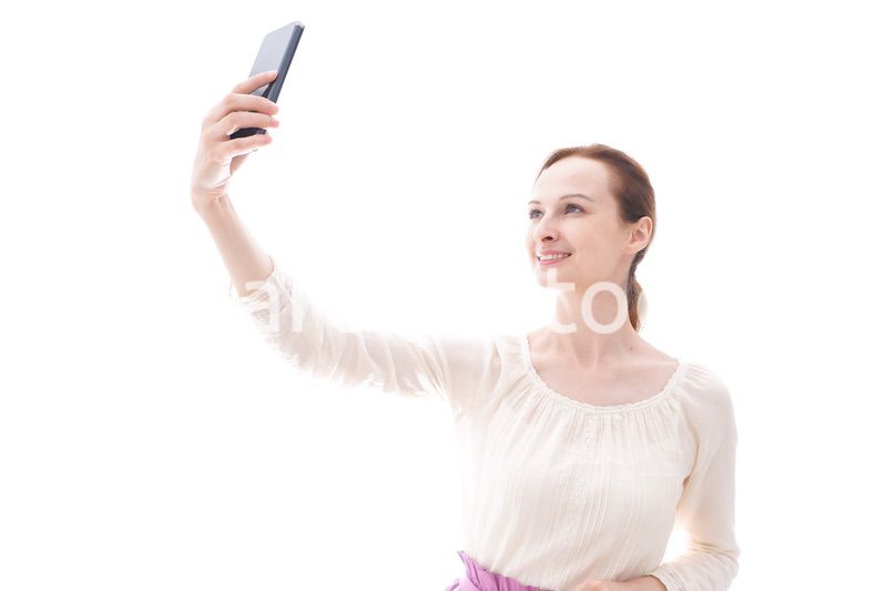 セルフィーを撮影する若い女性