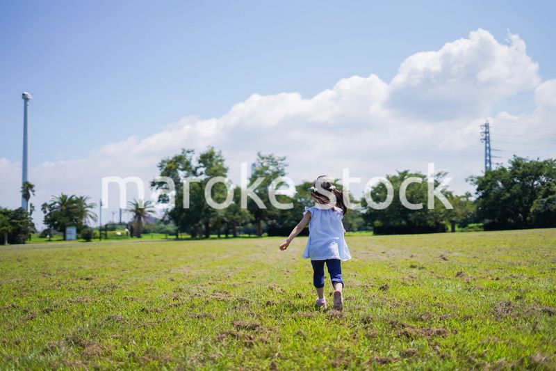 外で走り回る小さな女の子