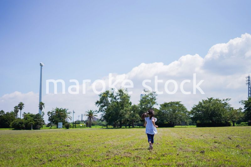 外で走り回る小さな女の子