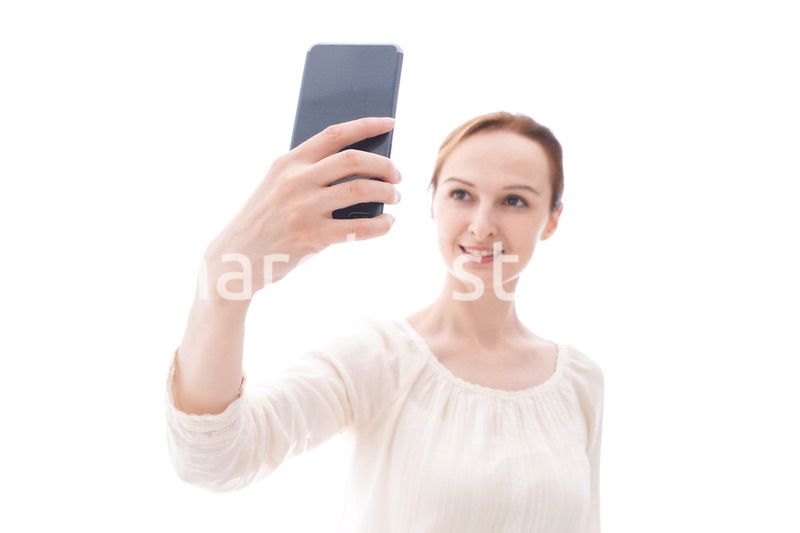 セルフィーを撮影する若い女性