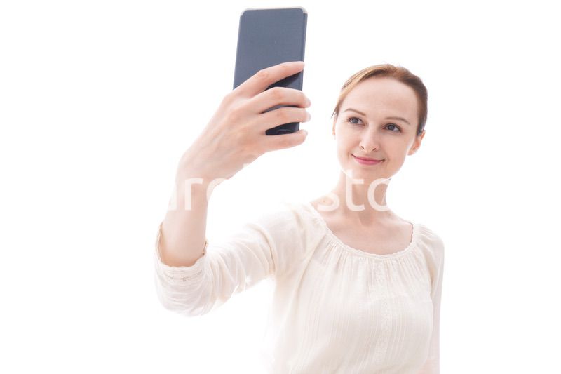 セルフィーを撮影する若い女性