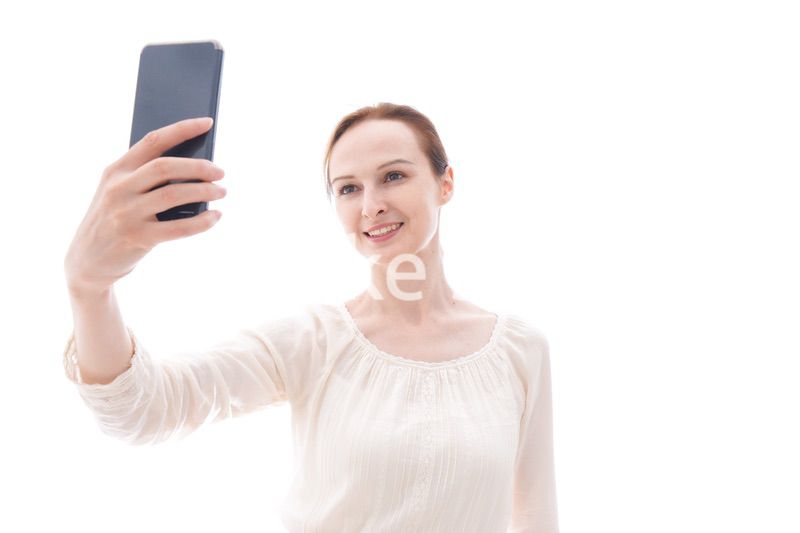 セルフィーを撮影する若い女性