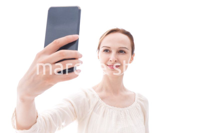 セルフィーを撮影する若い女性