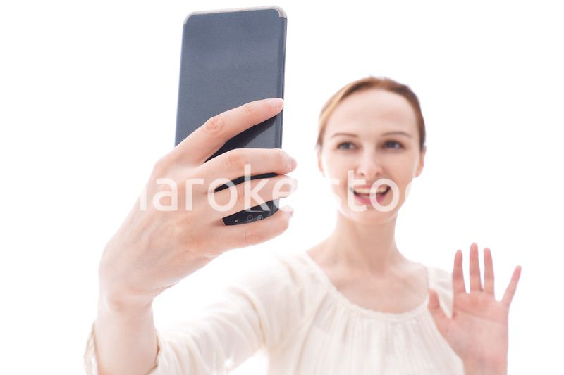 セルフィーを撮影する若い女性