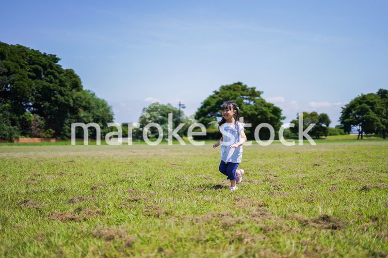 外で走り回る小さな女の子
