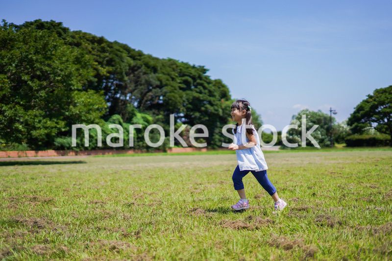 外で走り回る小さな女の子