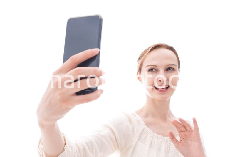 セルフィーを撮影する若い女性