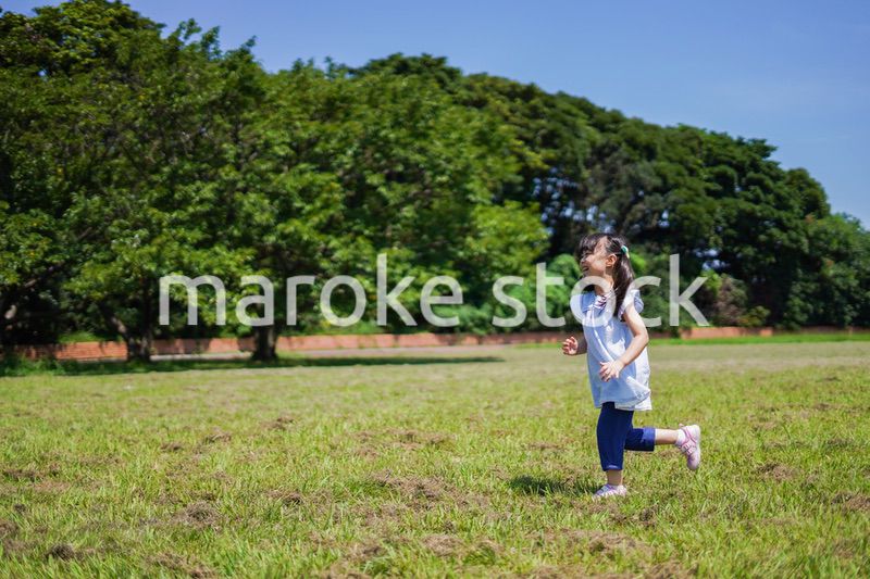 外で走り回る小さな女の子