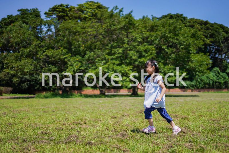 外で走り回る小さな女の子