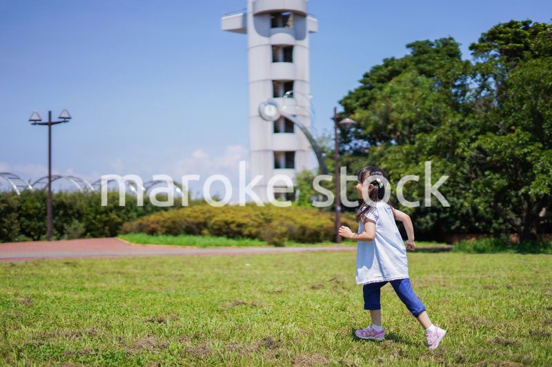 外で走り回る小さな女の子