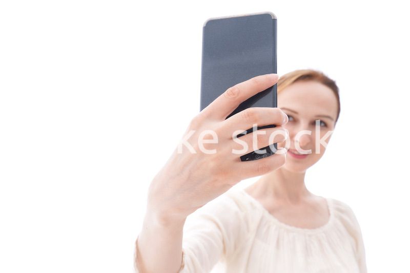 セルフィーを撮影する若い女性