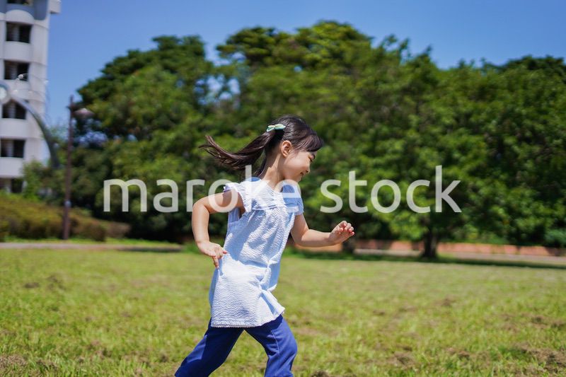 外で走り回る小さな女の子