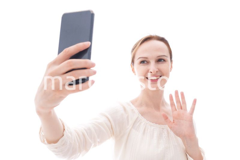 セルフィーを撮影する若い女性