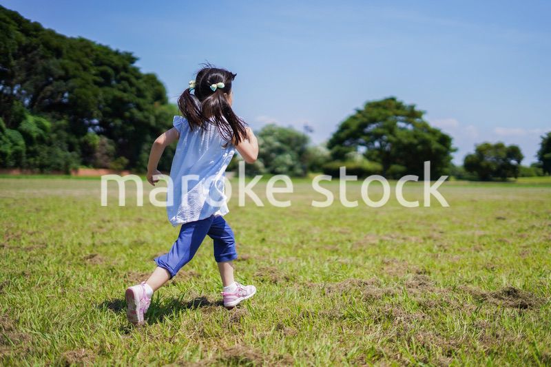 外で走り回る小さな女の子