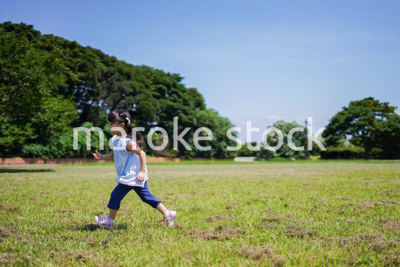 外で走り回る小さな女の子