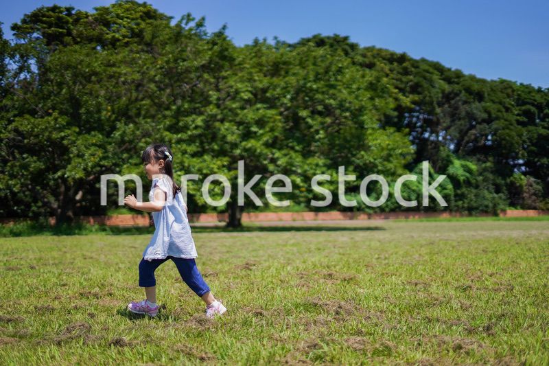 外で走り回る小さな女の子