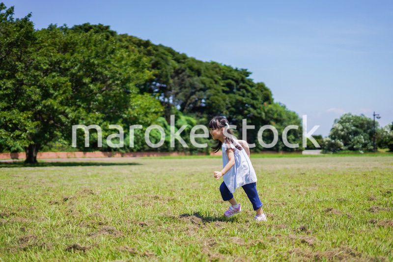 外で走り回る小さな女の子