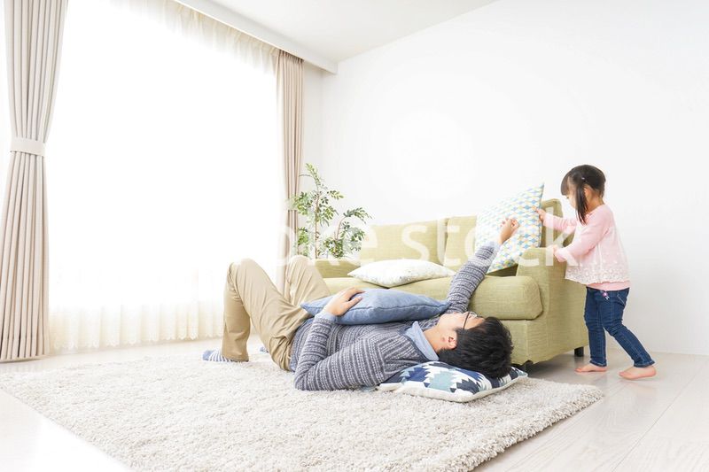 子育てをするイクメンパパ