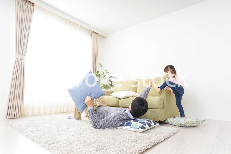 子育てをするイクメンパパ