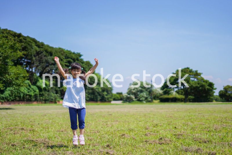 外で走り回る小さな女の子