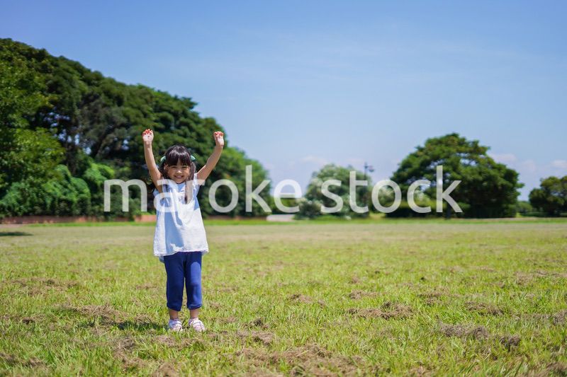 外で走り回る小さな女の子