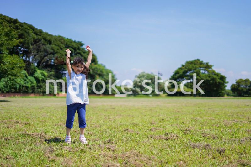 外で走り回る小さな女の子