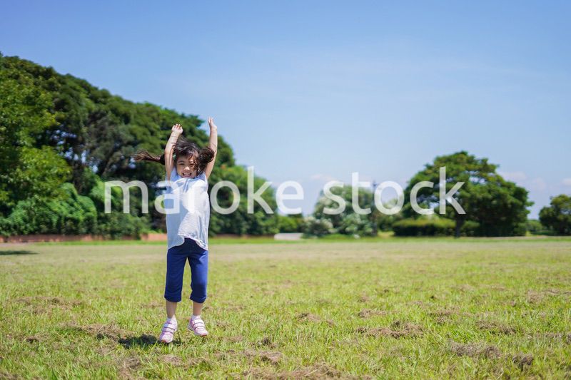 外で走り回る小さな女の子