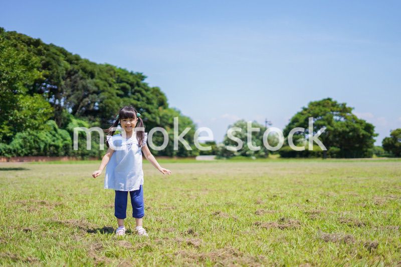 外で走り回る小さな女の子