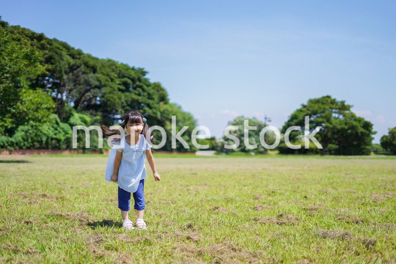 外で走り回る小さな女の子