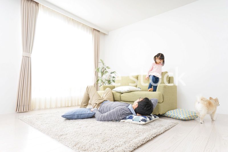 子育てをするイクメンパパ