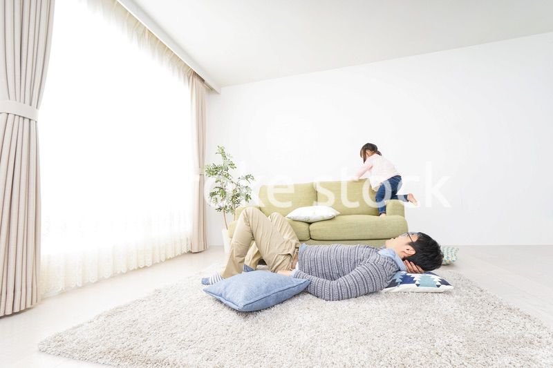 子育てをするイクメンパパ