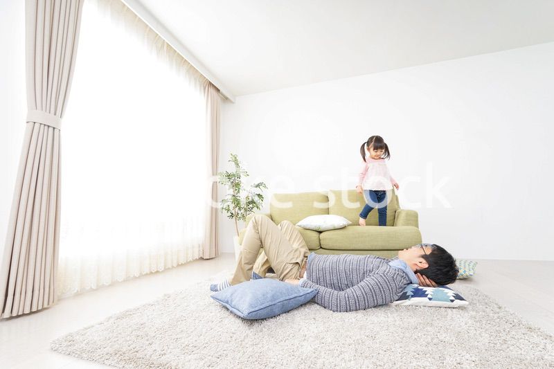 子育てをするイクメンパパ